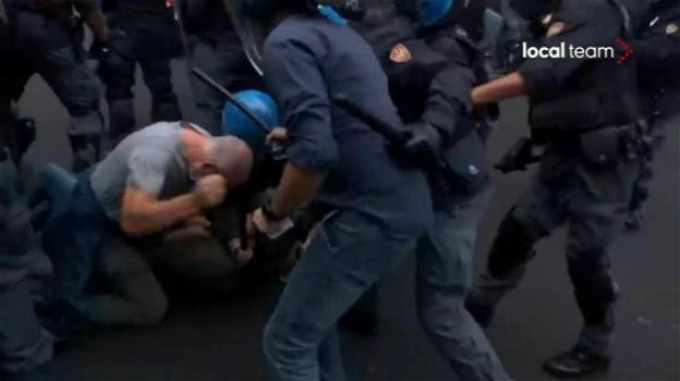 Roma, agente picchia manifestante durante manifestazione dei No Green Pass: denunciato