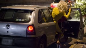 81enne fermato dai vigili con una prostituta si giustifica