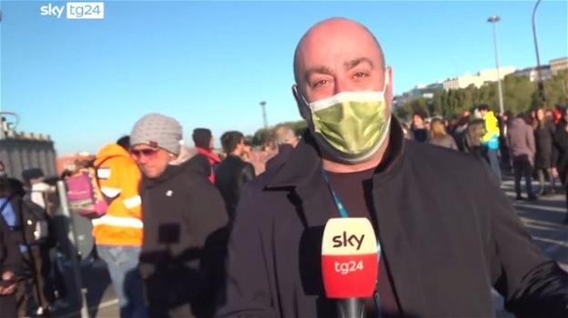 Trieste, manifestante No Green Pass invita un giornalista a togliere la mascherina