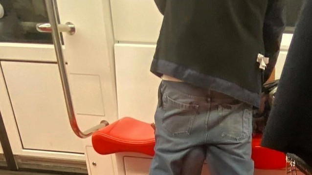 Milano, rapporto intimo nella metropolitana piena di passeggeri