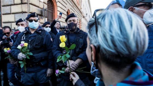 Roma, manifestanti anti Green Pass donano rose alla Polizia di Stato