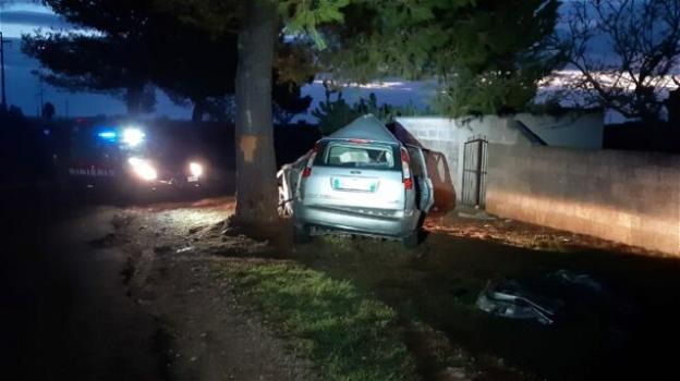 Lecce, auto si schianta contro un albero: giovane conducente muore sul colpo
