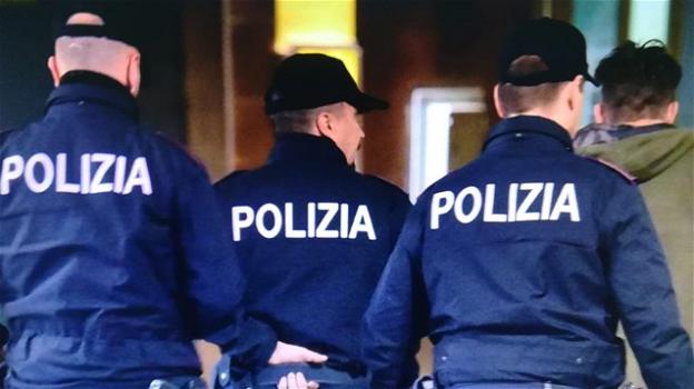 Milano, passa col rosso e investe un agente per scappare: 26enne senza patente denunciato per tentato omicidio