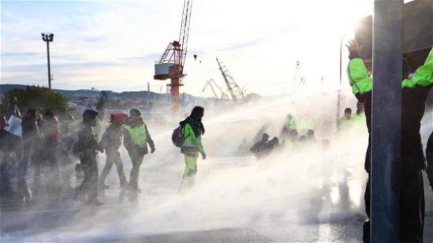 Trieste, cominciato lo sgombero dei portuali No Green Pass: Polizia usa gli idranti