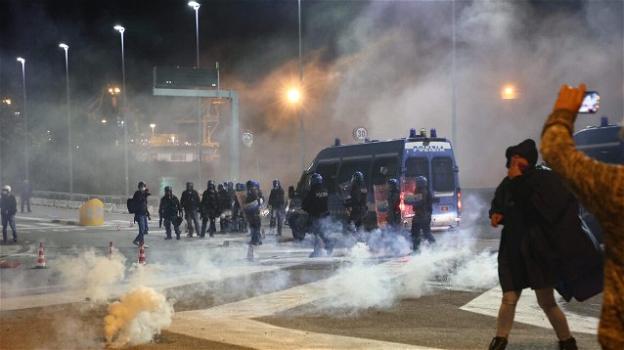 Trieste, prosegue lo sciopero dei portuali No Green Pass: in serata nuovi scontri con la Polizia