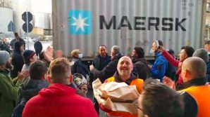 Genova, poliziotti portano un vassoio di focacce ai manifestanti No Green Pass al porto