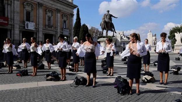 Hostess Alitalia si spogliano per protesta in Campidoglio: "Nude, senza lavoro né dignità"