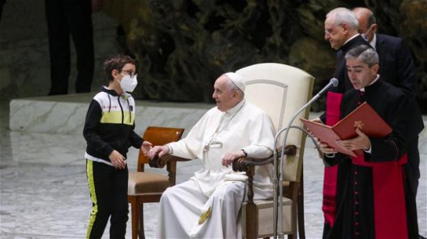 Vaticano, bambino corre da Papa Francesco e si siede vicino a lui durante l’Udienza Generale