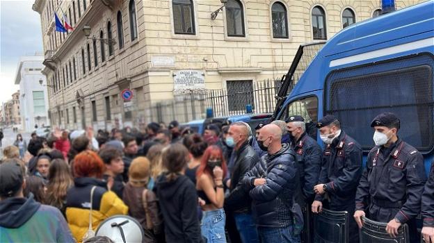 Roma, poliziotti respingono gli studenti davanti al liceo Ripetta: un minore resta lievemente ferito