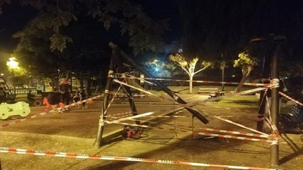 Brindisi, cede la trave dell’altalena mentre i bimbi dondolano