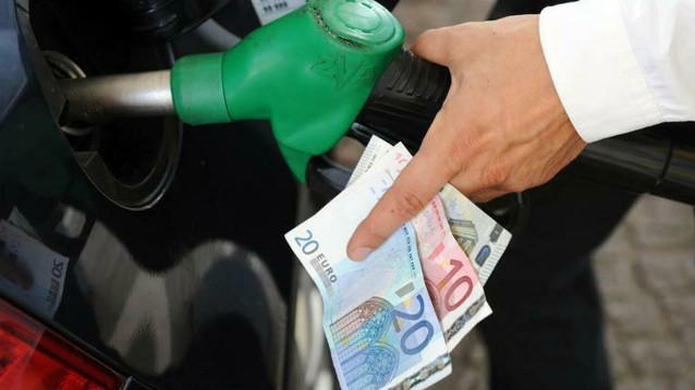 Crisi del carburante, Alberto Clò: "La benzina potrebbe arrivare a 4 euro a litro"