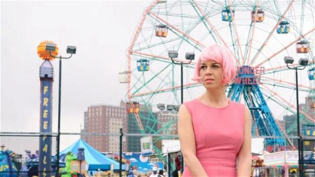 La storia di Francesca Tilio: come sconfiggere il tumore al seno con la fotografia e una parrucca rosa