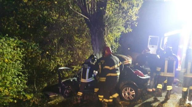 Rovigo, tre giovani perdono la vita in un incidente stradale: l’auto si è schiantata contro un albero