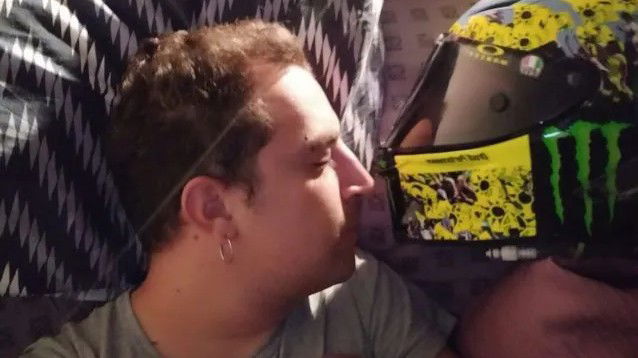 MotoGP: le toccanti parole di Michele Quirini, fan di Valentino Rossi, che ha raccolto il casco celebrativo del campione