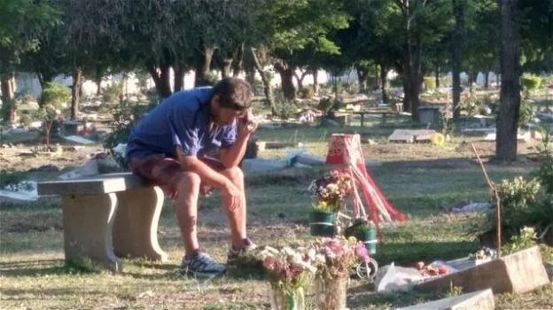 Il figlio è morto da anni: suo padre va sulla sua tomba per ascoltare la partita insieme
