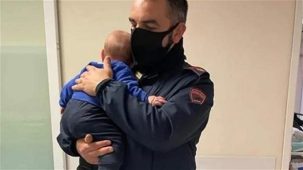 Bologna, poliziotto culla bimbo di una donna vittima di violenza: lo scatto diventa virale