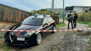 Napoli, ragazzi uccisi a colpi di pistola mentre si trovano fermi con l’auto