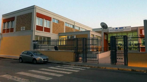 Brindisi, prende sacchi della spazzatura da un bidone e colpisce due studentesse