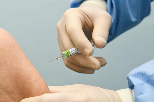 Messina, medico finge di inoculare il vaccino ai pazienti: denunciato e sospeso