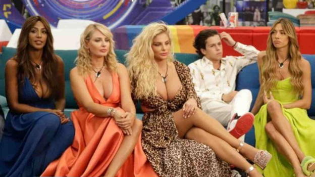 Disgusto nella Casa del GF Vip, tracce di feci nel corridoio: l’intervento degli autori