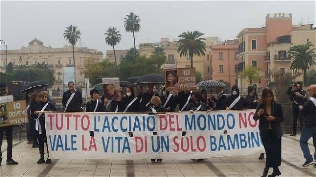 Taranto, ex Ilva: flash mob dei genitori dei bimbi morti per dire "Stop veleni"