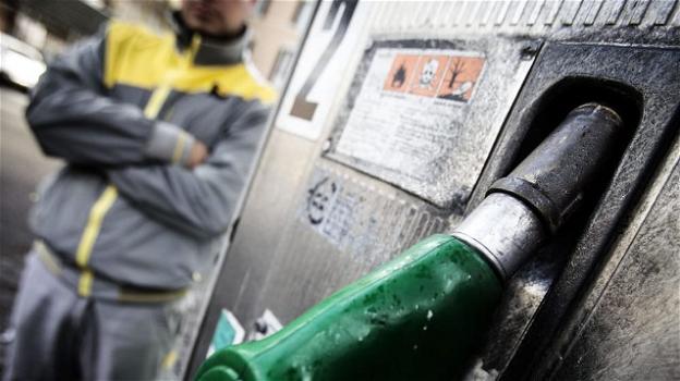 Benzina: il mese di novembre porterà rincari assurdi sul costo del rifornimento