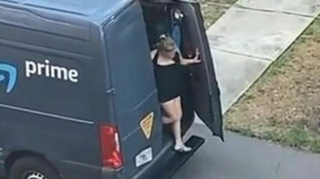 USA, corriere di Amazon "consegna" una donna seminuda