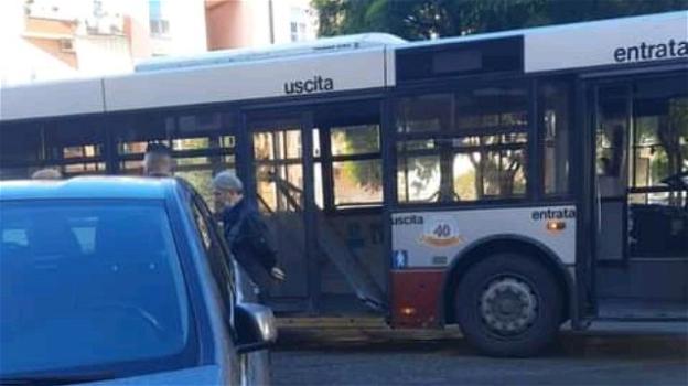 Brindisi, si stacca la porta di un bus urbano: travolta e ferita un’anziana