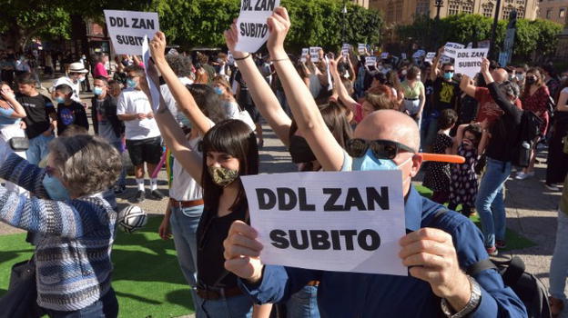"Mussolini vi brucerebbe tutti". Aggressione omofoba a Ferrara a un gruppo di ragazzi minorenni
