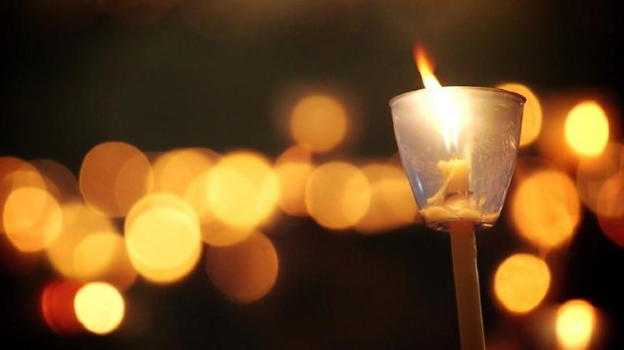 Crotone, si accendono le fiaccole in memoria delle vittime di cancro
