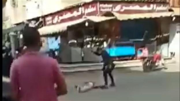 Egitto, decapita un uomo per strada e va in giro con la testa della vittima