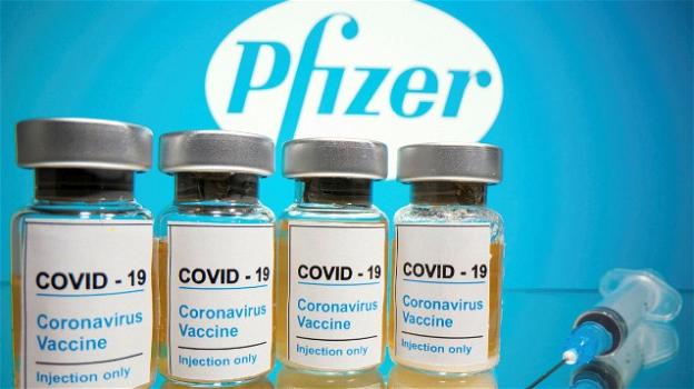 Vaccino Pfizer: laboratorio accusato di falsificazione di dati e negligenza nella terza fase della sperimentazione