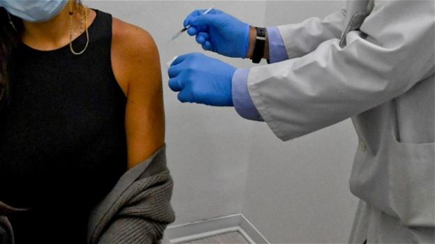 Covid, superate 2 milioni e mezzo terze dosi: aumento dei casi tra i non vaccinati