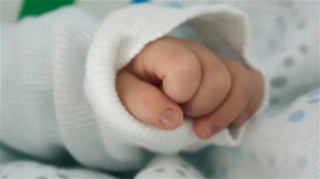 Palermo, neonato soffoca: infermiere in vacanza lo soccorre e lo salva prima della tragedia
