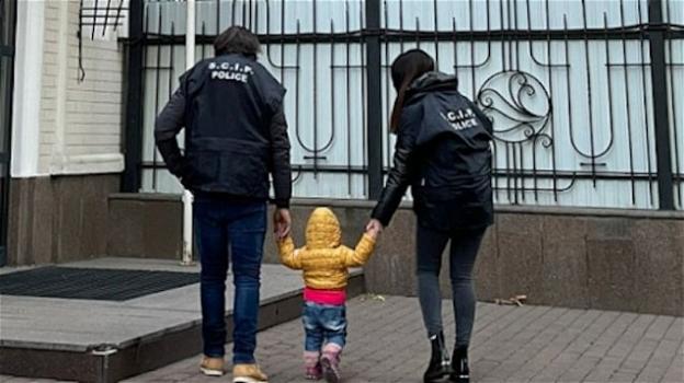 Nata con maternità surrogata e abbandonata dai genitori in Ucraina: il caso diventa politico