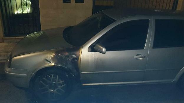 Lecce, dà fuoco ad un’auto e fugge in monopattino: indagano i carabinieri