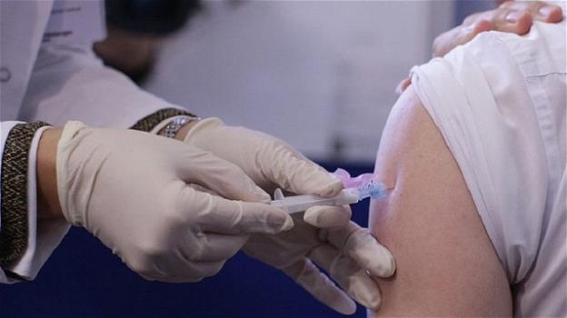 Dolore al braccio dopo il vaccino contro il Covid: perché si manifesta e cosa fare