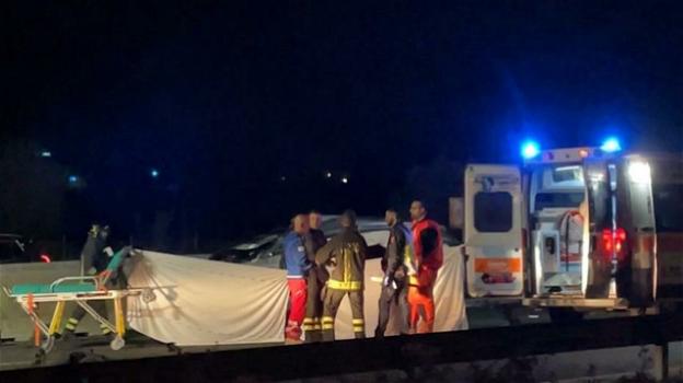 Lecce, auto si ribalta sulla superstrada dopo lo scontro con più veicoli: muore un 50enne
