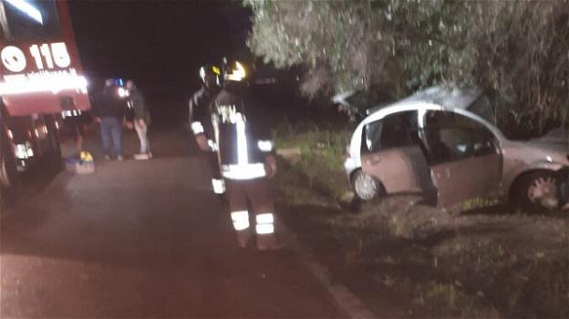 Brindisi, perde il controllo dell’auto e si schianta contro un albero di ulivo: muore una ragazza