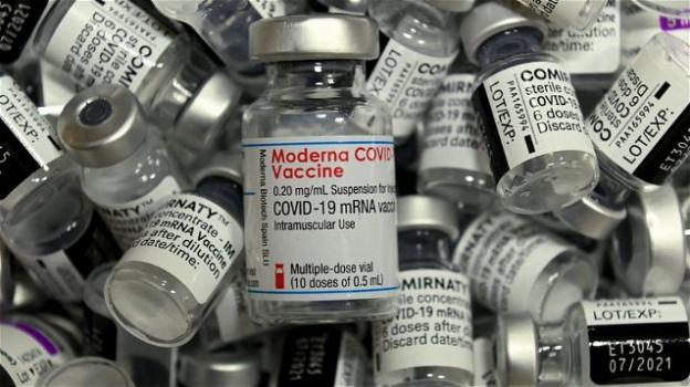 Vaccini Covid-19, Pfizer, BioNTech e Moderna guadagnano mille dollari al secondo: "I paesi più poveri vengono ignorati"