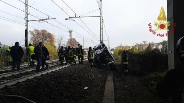 Parma, pulmino per disabili precipita dalla A15 e viene travolto da un treno: un morto