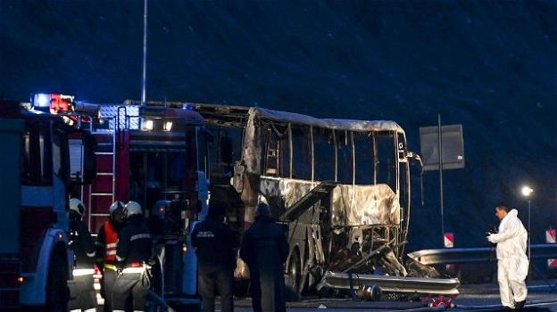 Bulgaria, bus turistico si schianta contro barriera autostradale: 45 morti