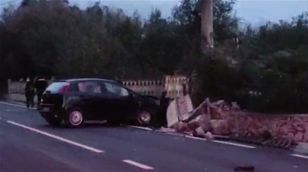 Lecce, auto sbanda e finisce contro il muretto di una villetta: muore una donna