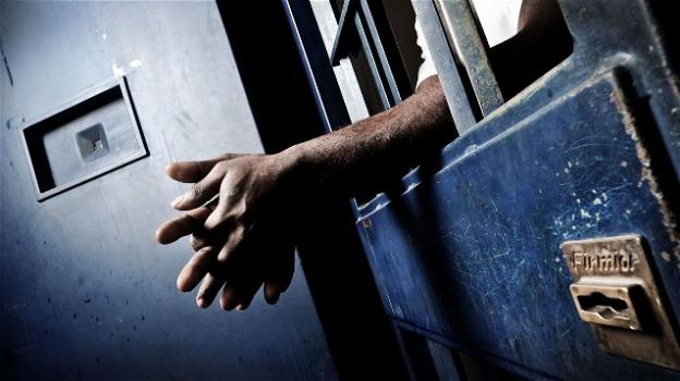 Prato: detenuto per furto violentato e torturato dai compagni di cella