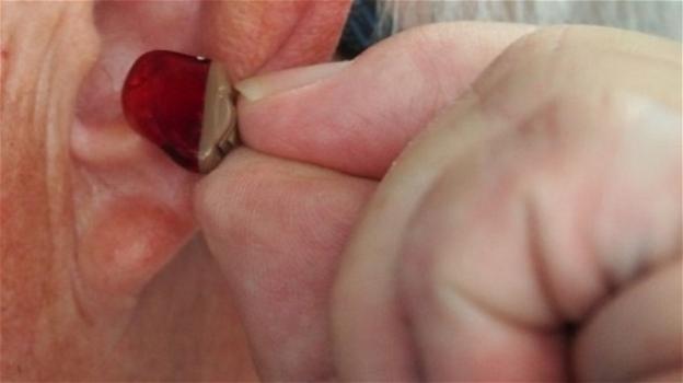 Verona, si ficca un auricolare nell’orecchio per poter superare i test della patente: denunciato