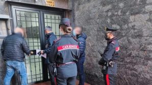 Napoli, rissa condominiale finisce in tragedia: in 4 spaccano la faccia a una donna con pietre e bottiglie