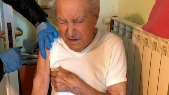 Covid, Vincenzo Buonocore fa la terza dose di vaccino a 100 anni