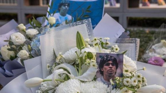 "Maradona sepolto senza il cuore, i fan volevano rubarlo": le rilevazioni shock di un giornalista