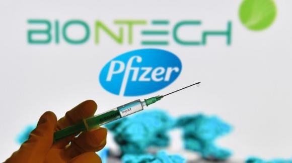 Pfizer e BioNTech promettono un vaccino contro la variante sudafricana Omicron entro 100 giorni