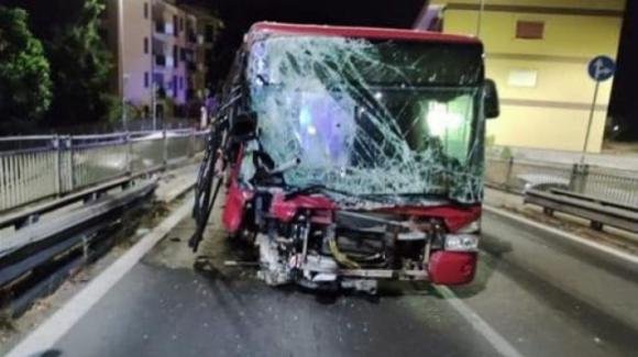 Roma, autista si sente male e muore mentre guida un bus: il mezzo travolge le auto in sosta